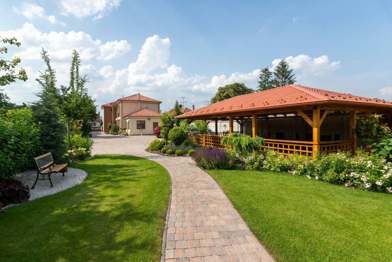 Villa Ephélia Dunajská Streda Exterior foto
